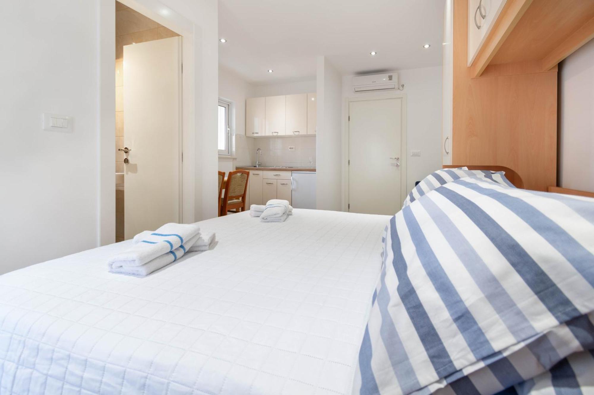 Studio Apartmani Dora Makarska Exterior foto